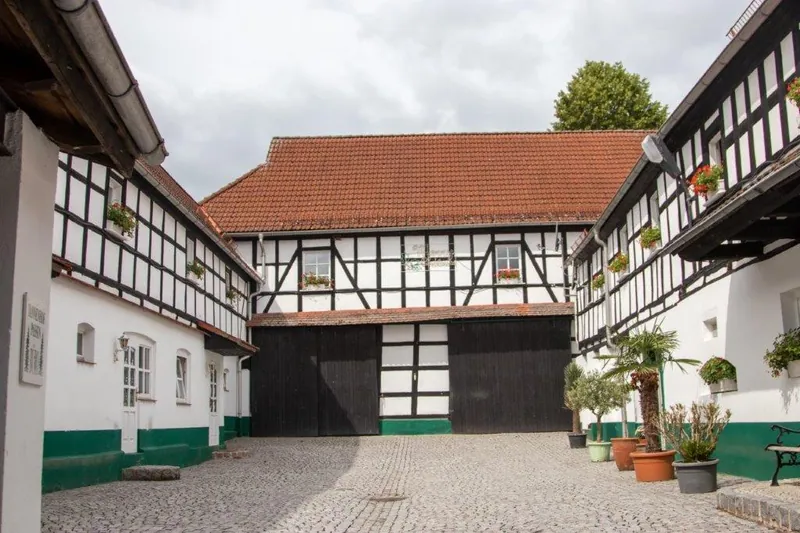 Innenhof mit Fachwerkhäusern in Wittchenstein