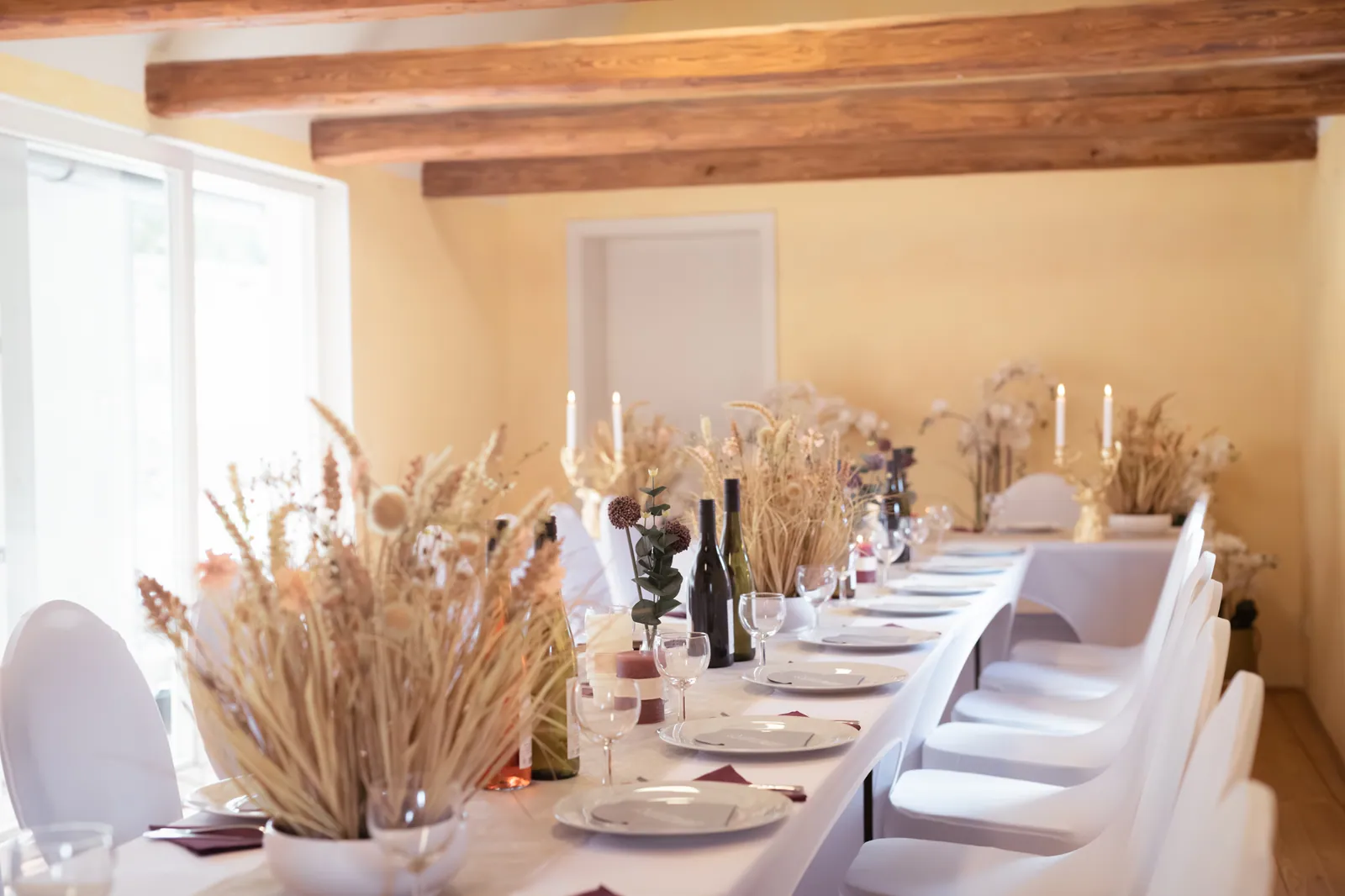 Festlich gedeckte Tafel im Eventraum