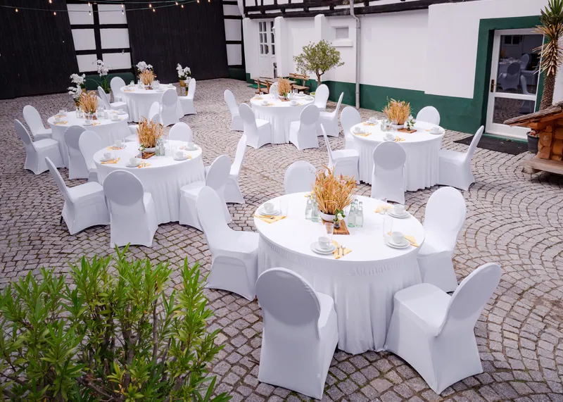 Runde Tische im Fachwerkhof